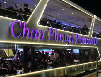 Sensasi santap malam sambil membelah Sungai Chao Phraya