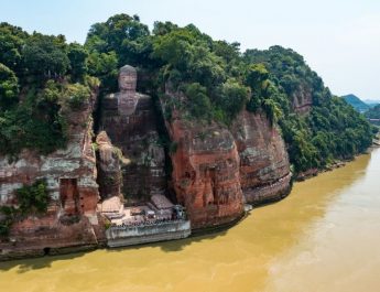 Kekeringan singkap bagian dasar Buddha Raksasa di Sichuan, China