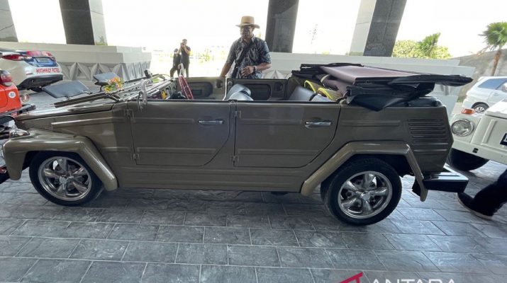 Wisata keliling bukit naik mobil antik di Kulon Progo