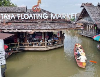 Mencicipi sate buaya hingga "fish therapy" di Pattaya Floating Market