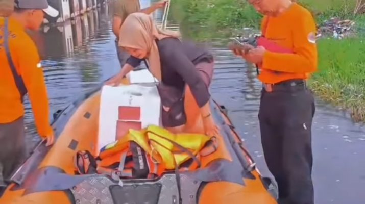Ribuan Warga Pekalongan Rela Tembus Banjir untuk Mencoblos