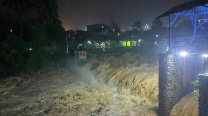 Puncak Bogor Diguyur Hujan, Air di Hulu Sungai Bendung Cibalok Gadog Terus Naik