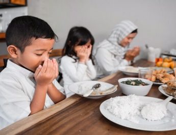 5 Cara Efektif Mengajarkan Anak Berpuasa Tanpa Paksaan