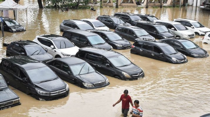 Mobil Kena Banjir? Jangan Sekali-kali Lakukan Hal Ini