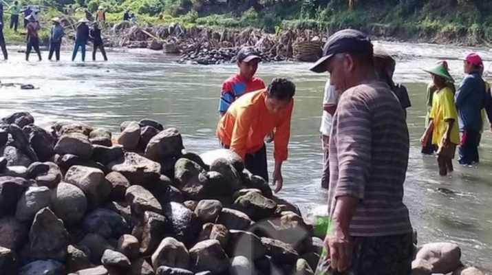 Tanggul Saluran Irigasi Jebol, Pemkab Bekasi Terjunkan Alat Berat