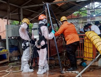 Tim SAR Gabungan Evakuasi 3 Pegawai Adira Semesta yang Terjebak di Sumur Limbah
