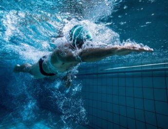 Pernah Berenang dengan Memakai Lensa Kontak? Ini Bahayanya