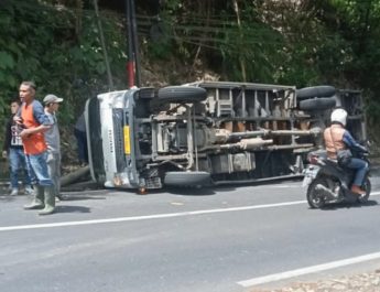 Pengendara Motor Tewas Tertimpa Truk Boks di Lembang