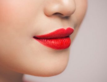 Pemilik Warna Kulit Kuning Langsat, Ini 5 Rekomendasi Warna Lipstik yang Cocok