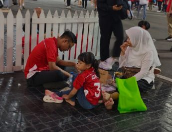 Ratih dari Lampung berbuka puasa di GBK bersama keluarga jelang laga Timnas