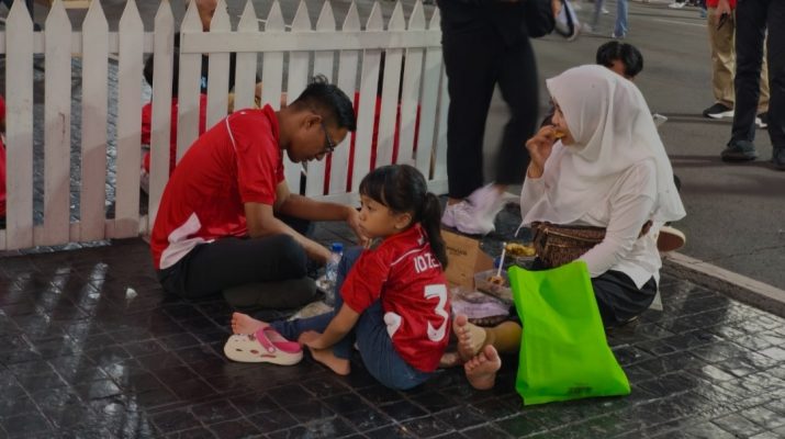 Ratih dari Lampung berbuka puasa di GBK bersama keluarga jelang laga Timnas