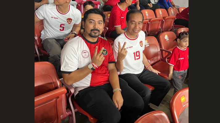 Cawabup Luwu Timur Foto Bareng Jokowi dengan Pose Dua Jari, Sinyal Kasih Dukungan?