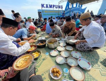 Jagong Bareng Nelayan, Gus Yasin Pesta Bubur Petis Khas Rembang di Pinggir Pantai .