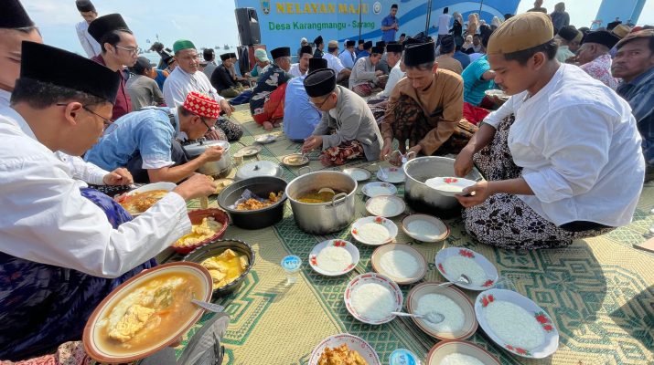 Jagong Bareng Nelayan, Gus Yasin Pesta Bubur Petis Khas Rembang di Pinggir Pantai .