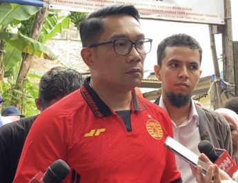 Begini Gaya Ridwan Kamil Pakai Jersey Persija ke Kampung Bayam, Jawab Tantangan Ketum Jakmania