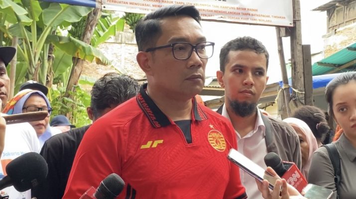 Begini Gaya Ridwan Kamil Pakai Jersey Persija ke Kampung Bayam, Jawab Tantangan Ketum Jakmania