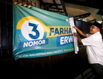 Memasuki Masa Tenang, Farhan Bersama Relawan Copot Alat Peraga Kampanye