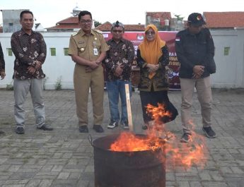 H-1 Pilkada, KPU Brebes Bakar 1.223 Surat Suara Rusak dan Berlebih