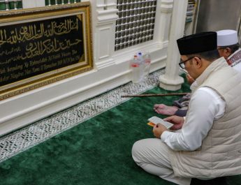 Ridwan Kamil Ziarah ke Makam Pangeran Jayakarta sebelum Mencoblos di Bandung