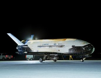Pesawat Rahasia X-37B Kembali ke Bumi Setelah 434 Hari di Orbit