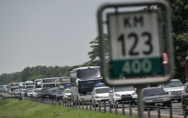 Lonjakan Arus Mudik, Korlantas Polri Berlakukan One Way Lokal di Cikampek dan Cipali