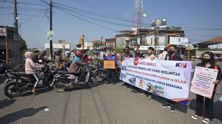 Pria di Bekasi Tewas Usai Tertabrak Kereta Api hingga Terseret 100 Meter