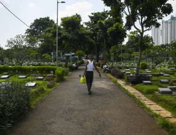 Peziarah di TPU Karet Bivak Banyak yang Lupa Lokasi Makam Kerabat