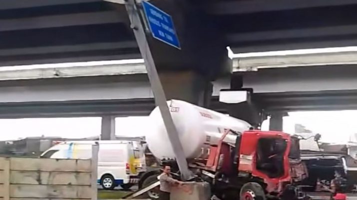 Diduga Selip, Truk Tangki Gas Elpiji Kecelakaan di Tol Cikunir
