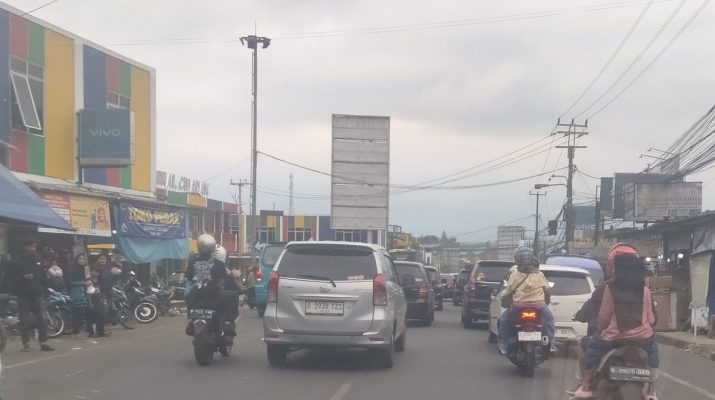 Volume Kendaraan Meningkat, Polres Sukabumi Terapkan One Way dan Buka Tutup di Ruas Jalan Nasional Cibadak