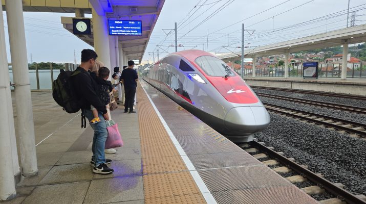 Puncak Arus Balik, Penumpang Whoosh Bandung Disarankan Gunakan KA Feeder