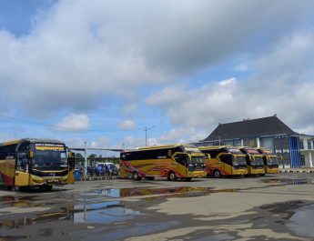 Kembali ke Kota Bandung, Ribuan Pemudik Arus Balik Padati Terminal Cicaheum