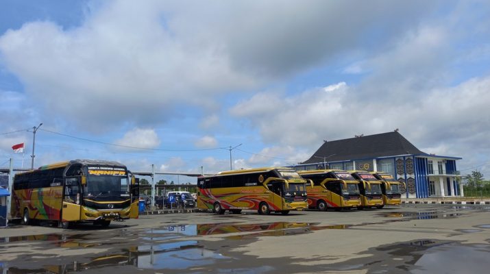 Kembali ke Kota Bandung, Ribuan Pemudik Arus Balik Padati Terminal Cicaheum