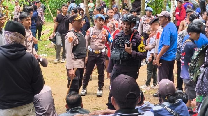 TNI dan Polisi Bubarkan Adu Bagong di Cigugur Pangandaran