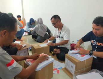 KPU Tasikmalaya mulai Sortir dan Lipat 1,4 Juta Lembar Surat Suara