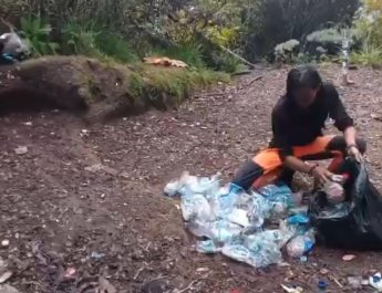 Puluhan Relawan Operasi Bersih Sampah di Gunung Gede Pangrango