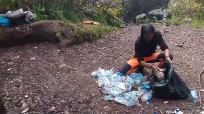 Puluhan Relawan Operasi Bersih Sampah di Gunung Gede Pangrango