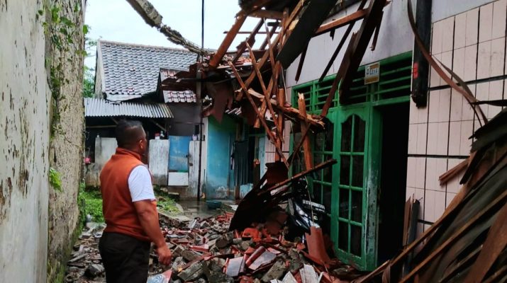 Cuaca Ekstrem di Bandung Barat, Belasan Rumah Rusak, Seorang Warga Tersambar Petir