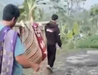 Jalan Rusak Parah, Warga Bandung Barat Terpaksa Tandu Orang Sakit
