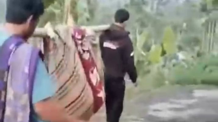Jalan Rusak Parah, Warga Bandung Barat Terpaksa Tandu Orang Sakit
