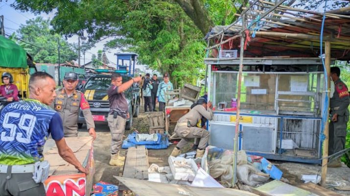 Satpol-PP Purwakarta Tertibkan Bangunan liar