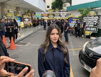 Raisa Melayat Gitaris Seringai Ricky Siahaan, Tempel Stiker di Peti Jenazah