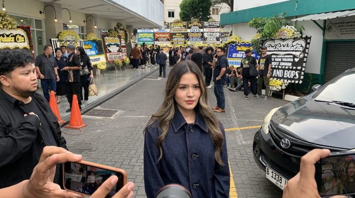 Raisa Melayat Gitaris Seringai Ricky Siahaan, Tempel Stiker di Peti Jenazah