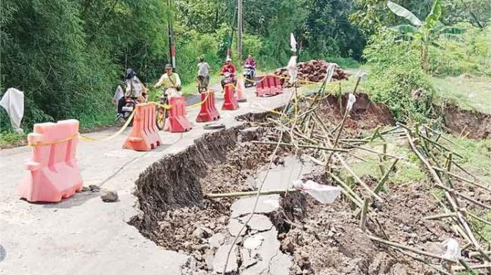 Pemkab Cirebon mulai Perbaiki Jalan Penghubung Cirebon-Kuningan yang Longsor