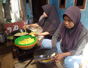 UMKM Solusi Warga Sukajaya yang Terjerat Bank Emok.