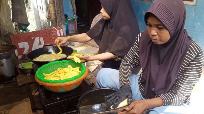 UMKM Solusi Warga Sukajaya yang Terjerat Bank Emok.