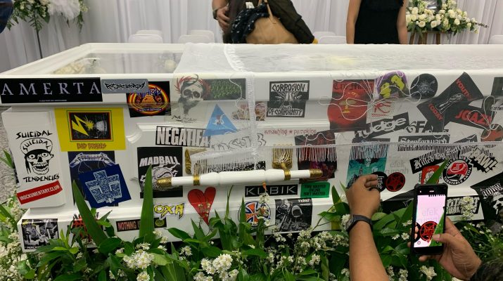 Simbol Penghormatan, Peti Jenazah Ricky Seringai Penuh Stiker Band