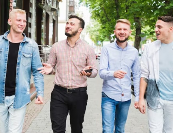 Rekomendasi Warna Pakaian yang Bikin Tampilan Pria Makin Memesona