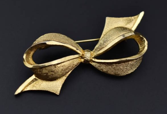 Jangan Semprotkan Parfum, Begini Kiat Merawat Bros Agar tak Cepat Menghitam