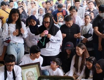 Jauh-Jauh Hari, Bunda Iffet Siapkan Seragam Keluarga untuk Hadiri Pemakamannya