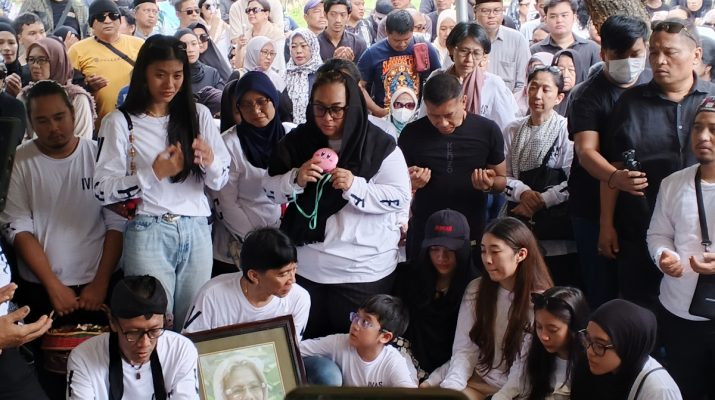 Jauh-Jauh Hari, Bunda Iffet Siapkan Seragam Keluarga untuk Hadiri Pemakamannya
